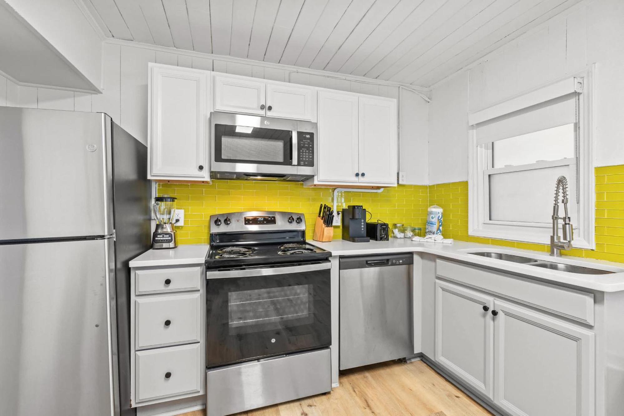 Apartment 4br2ba Sleeps 12 Pet-friendly Steps To *